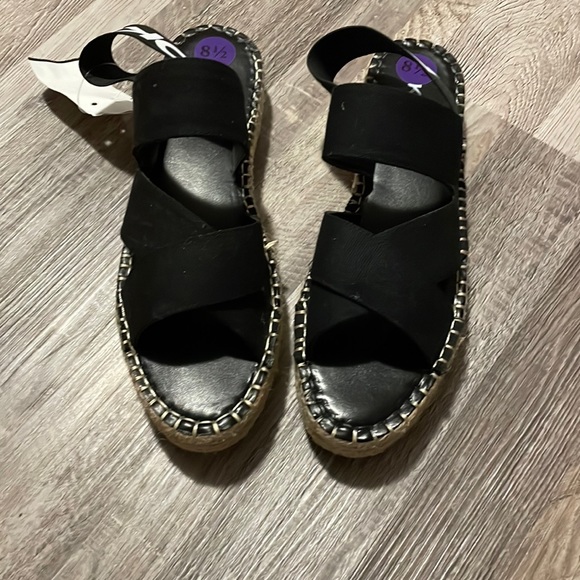 DKNY Sandals - Picture 1 of 2